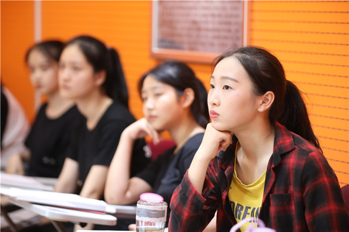 有哪些可以作為女生表演藝考朗誦稿件