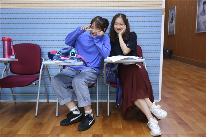 有哪些可以作為女生表演藝考朗誦稿件