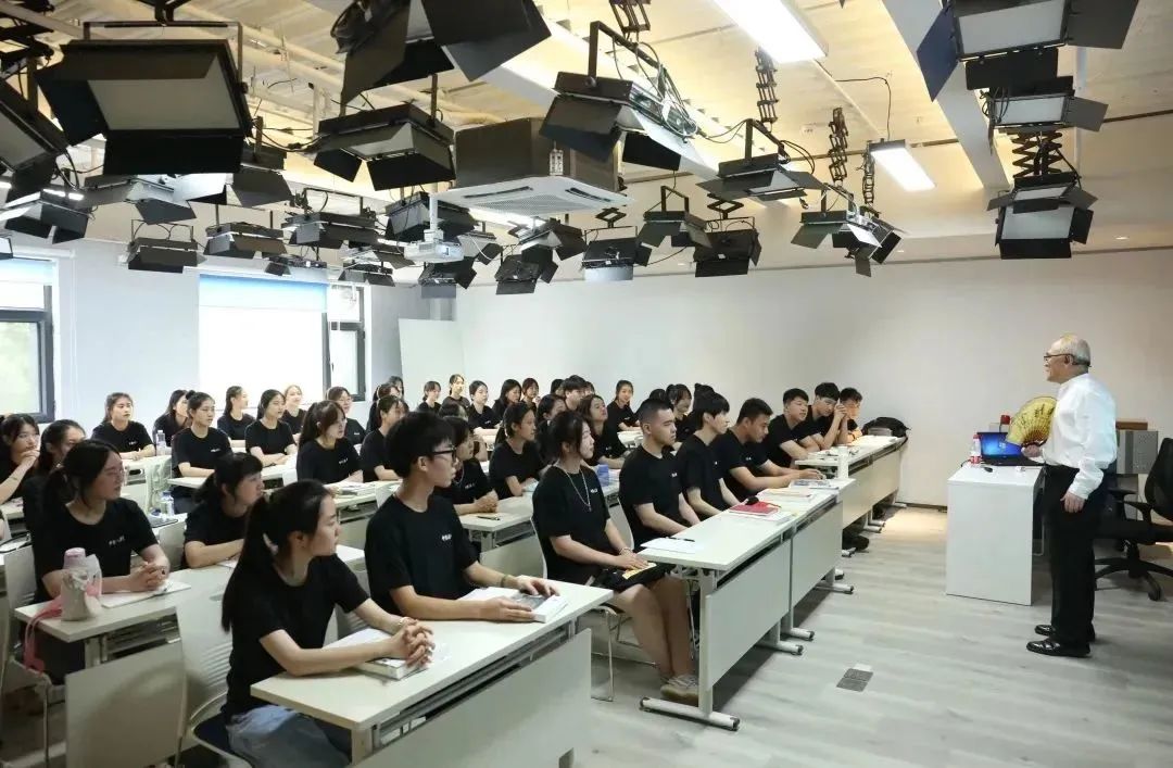 朗誦稿件《可愛的中國》