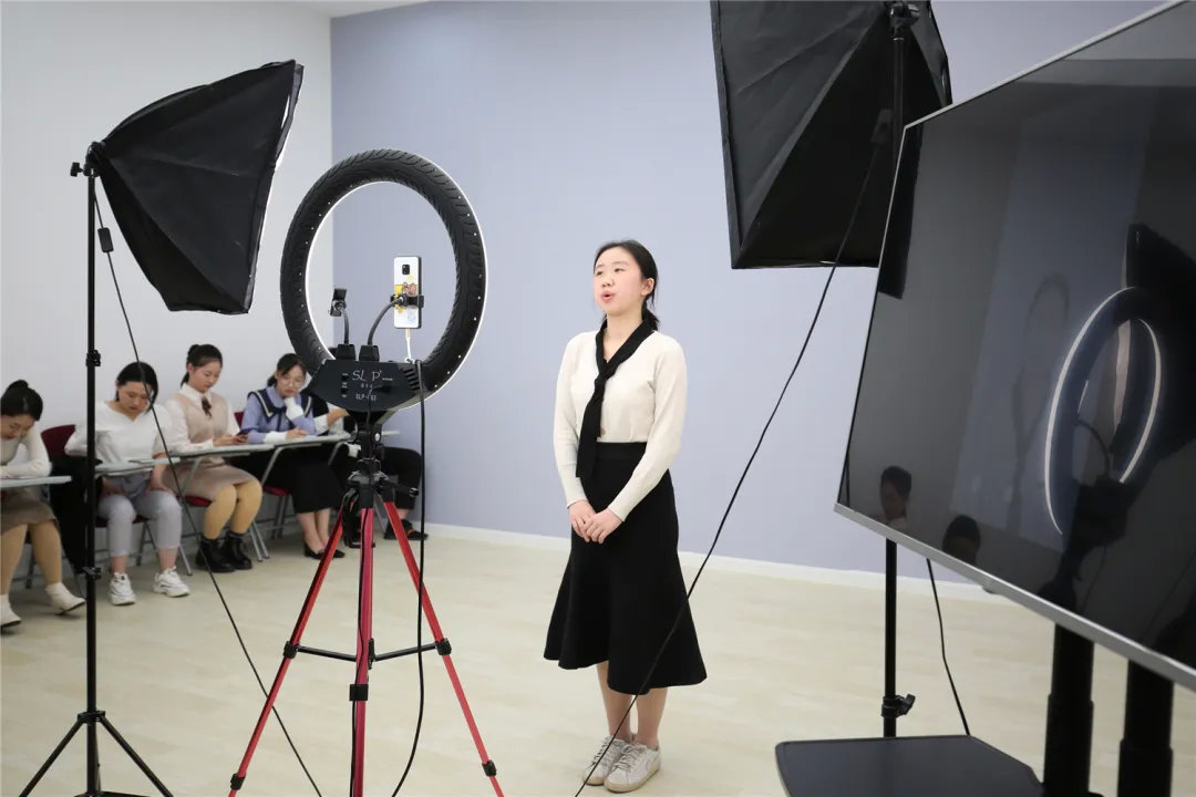 藝考面試自我介紹怎么拿高分