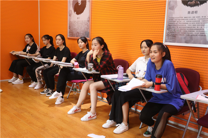 表演藝考聲樂考試穿什么好