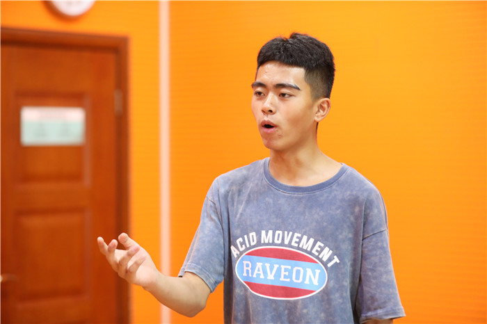 單人如何表演小品