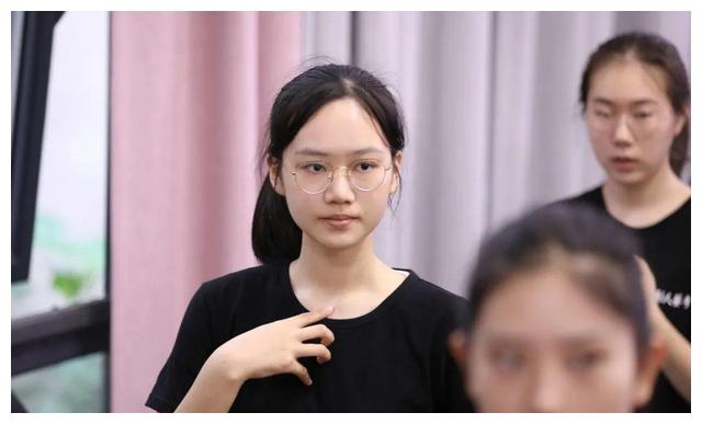 表演藝考集體小品怎么考