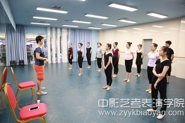 表演專業(yè)形體課堂.JPG