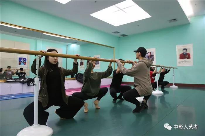 形體培訓(xùn)課堂把桿下蹲練習(xí)