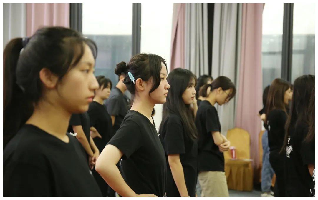表演形體坐姿怎么訓(xùn)練