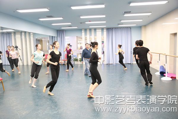 舞蹈訓練前熱身.JPG