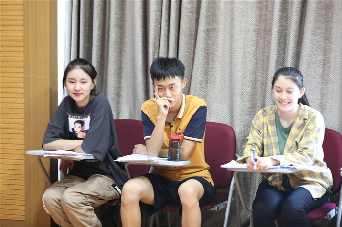 表演女生藝考詩歌稿件有哪些