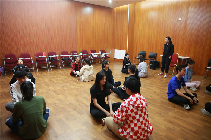 表演現(xiàn)場狀況頻出？到底是這屆學(xué)員腦洞太強(qiáng)還是觀眾笑點(diǎn)太低？| 中影人表演體驗(yàn)營【Day4】