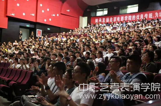 現場掌聲不斷，北京電影學院新生沉浸在震撼的畫面中.jpg