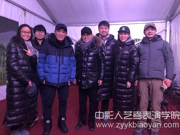 中心團隊與張藝謀導演在排練現場合影.jpg
