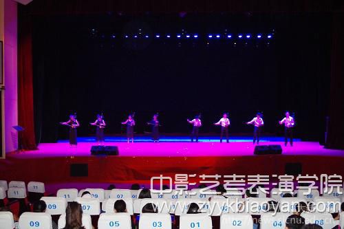 新生及家長觀看藝術表演.jpg