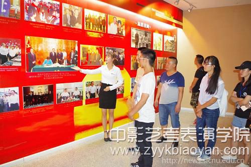新生及家長參觀校史館.jpg