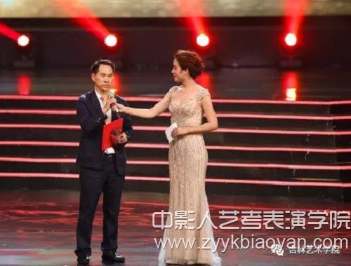 劉國偉處長領取第23屆中國紀錄片學術盛典“長片十佳作品”獎，并接受現場主持人采訪.jpg