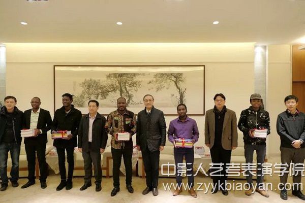 彭麗媛教授贈書南京藝術學院留學生.jpg