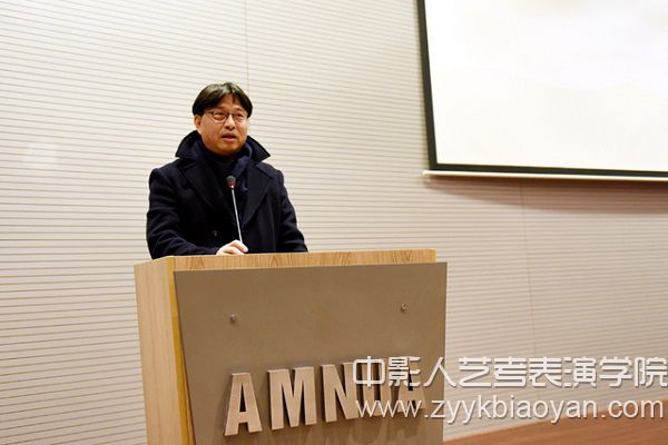 劉偉冬致歡迎辭并宣讀校友總會組織成員名單.jpg