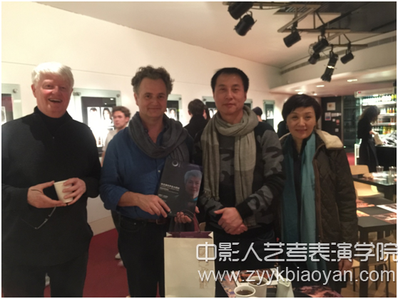 何雁老師、任肖英老師與英國皇家戲劇藝術學院院長愛德華、羅斯布魯弗學院前院長邁克爾合影.jpg
