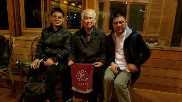 演出結(jié)束后，黃昌勇院長向鈴木先生贈送上戲校旗.jpg