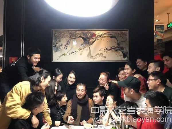 上海戲劇學院表演系主任何雁老師、副主任肖英老師與《狂飆》劇組的學生們.jpg