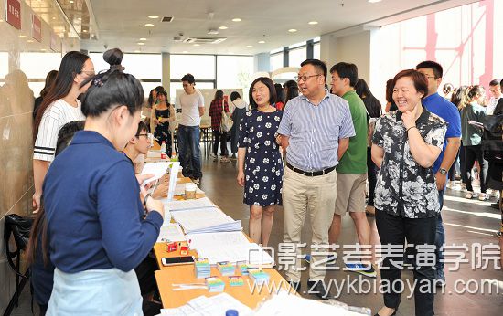 上戲領導來到現場迎接廣大新同學和學生家長.jpg
