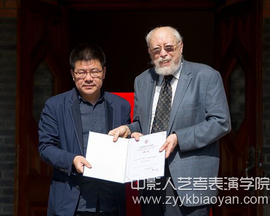 黃昌勇院長為馬文·卡爾森教授頒發聘書.jpg