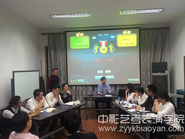 賽后，評委老師對此次決賽進行了鞭辟入里的分析.jpg