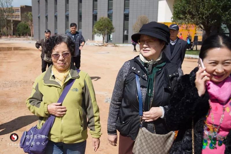  云南藝術學院領導在重陽節看望退休老教師