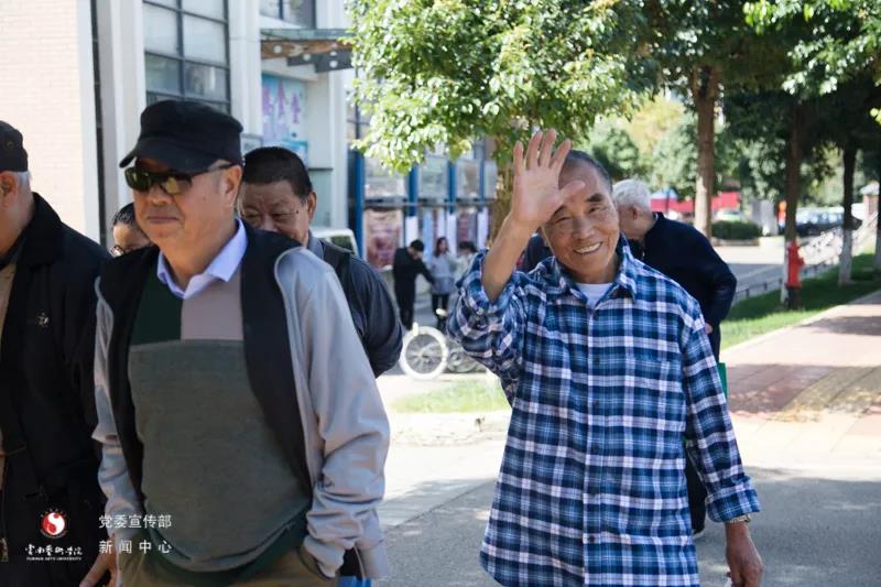  云南藝術學院領導在重陽節看望退休老教師