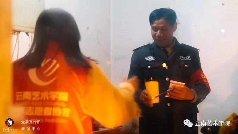 云南藝術學院青年志愿者聯合發起“遇見最美守夜人”大型公益活動