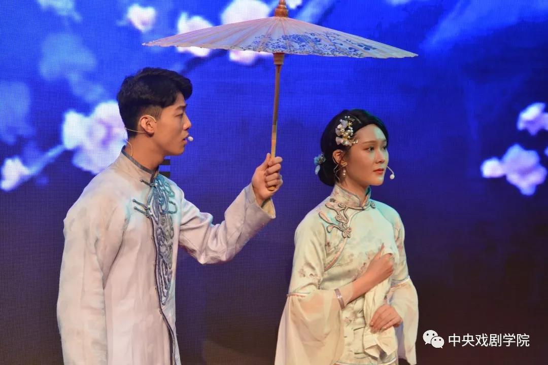 主要演員演出音樂劇《家》片段