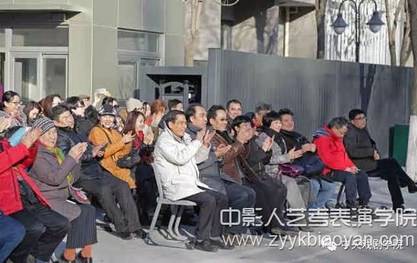 中國話劇協(xié)會主席藺永鈞為“中國話劇林”成員單位頒發(fā)紀(jì)念證書.jpg