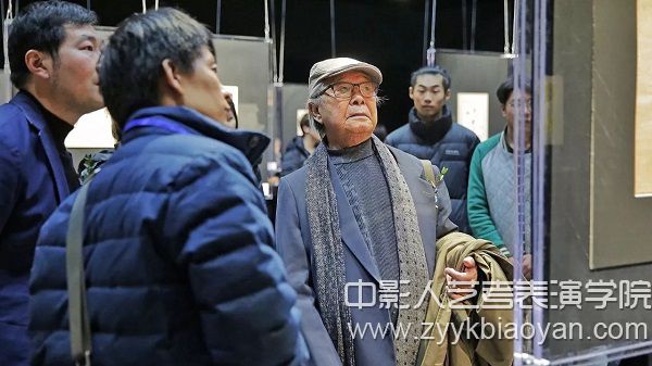 展覽現(xiàn)場(chǎng)熱切交流.jpg